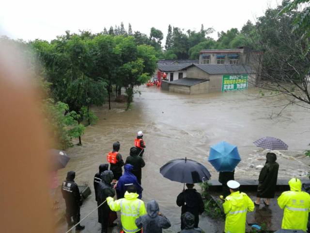 四川暴雨最新动态，风雨中的坚守与希望